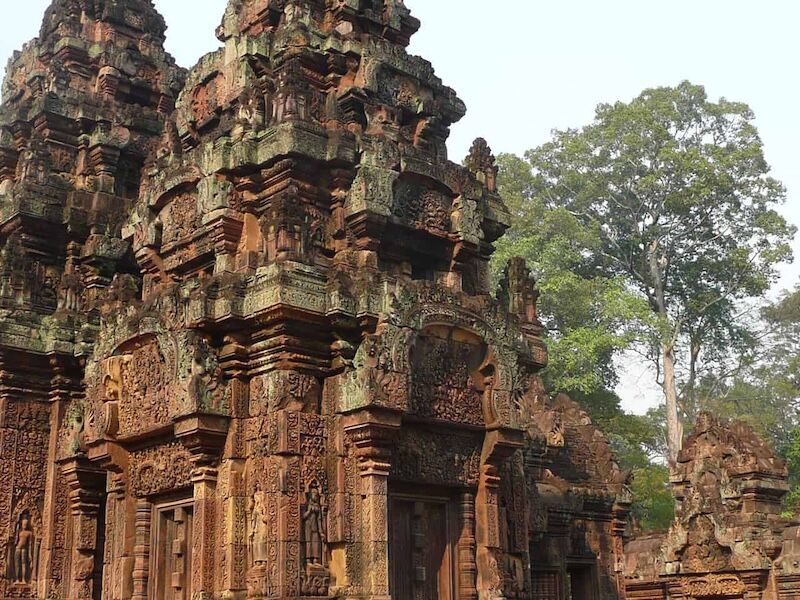 Immerse in Banteay Srei’s vibrant Khmer heritage